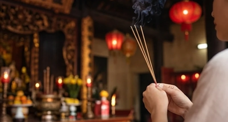 Văn khấn Công chúa Tiên Dung: Bài cúng và cách sắm lễ cầu duyên 1 Tín đồ thành tâm chắp tay cầu nguyện trước không gian thanh tịnh của đền thờ Công chúa Tiên Dung