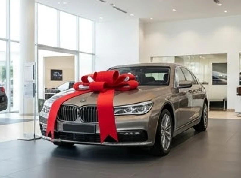 Nghi thức giao nhận xe mới trước cửa showroom ngập tràn ánh nắng rực rỡ