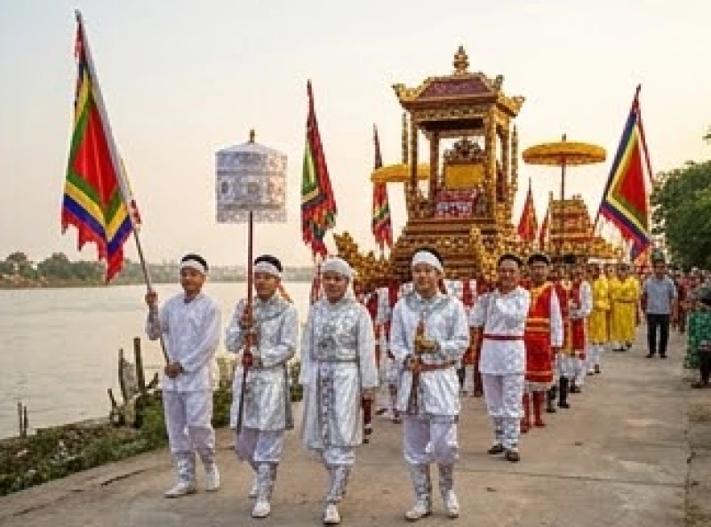 Đoàn rước trang nghiêm suy tôn Vua Cha Bát Hải Động Đình trong lễ hội truyền thống miền sông nước