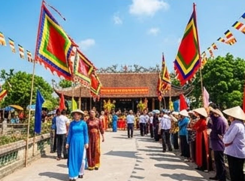 Không khí náo nhiệt và cờ phướn tung bay rực rỡ trong ngày diễn ra tiệc Mẫu chính thức vào tháng Hai âm lịch