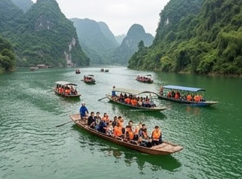 Tàu thuyền tấp nập chở du khách trẩy hội đền Thác Bờ trên hồ Hòa Bình