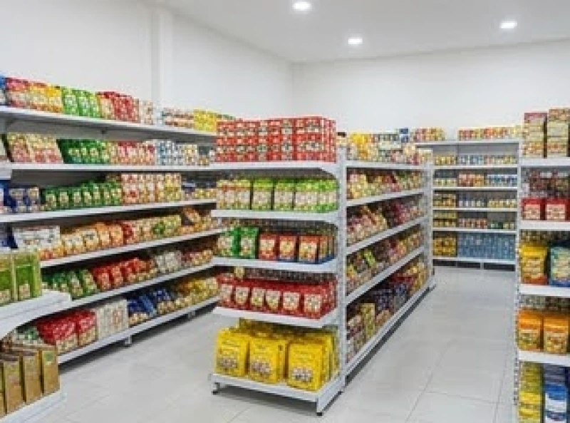 Gian hàng bán lẻ được sắp xếp gọn gàng, tràn ngập ánh sáng trong ngày mở cửa đầu tiên