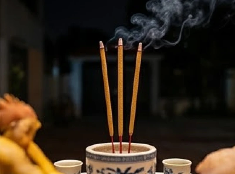 Văn khấn giao thừa ngoài trời: Bài cúng chuẩn và cách đặt mâm 3 Ba nén hương cháy đỏ rực trên mâm lễ tượng trưng cho sợi dây kết nối tâm linh đêm trừ tịch