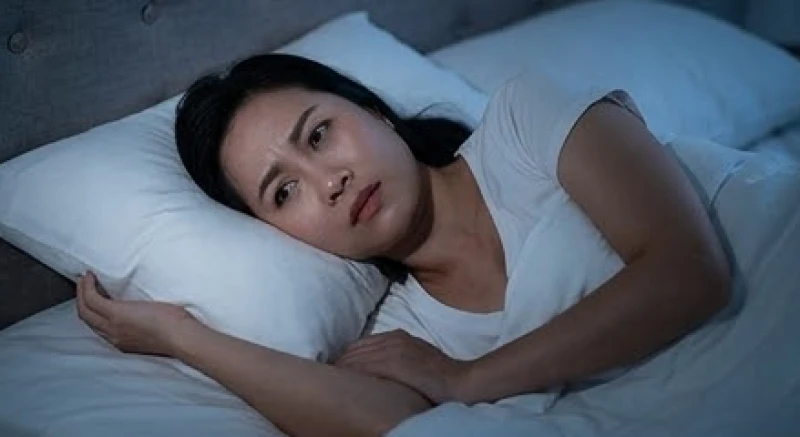 Người phụ nữ trằn trọc mất ngủ giữa đêm vì cơn ác mộng rụng răng lỏng lẻo