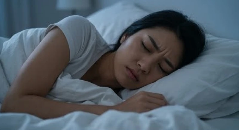 Mơ thấy bị đánh ghen là điềm gì: Giải mã bối cảnh & cách hóa giải 1 Người phụ nữ có vẻ mặt trằn trọc và bộc lộ rõ sự lo âu khi đang chìm sâu vào giấc ngủ