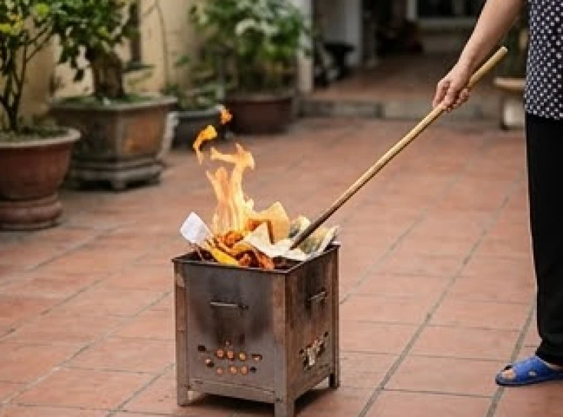 Văn khấn hóa vàng Tết: Bài cúng chuẩn và nghi lễ tạ gia tiên 8 Lò tôn hóa vàng mã đặt an toàn ở khu vực sân vườn thoáng đãng