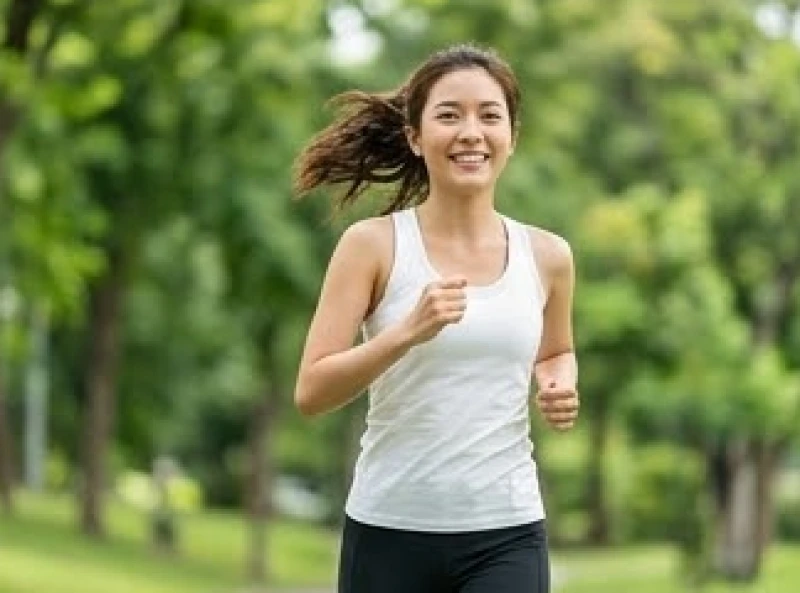 Đường sức khỏe bị đứt đoạn: Ý nghĩa và dấu hiệu hóa giải 6 Cô gái vui vẻ chạy bộ buổi sáng trong công viên rợp bóng cây