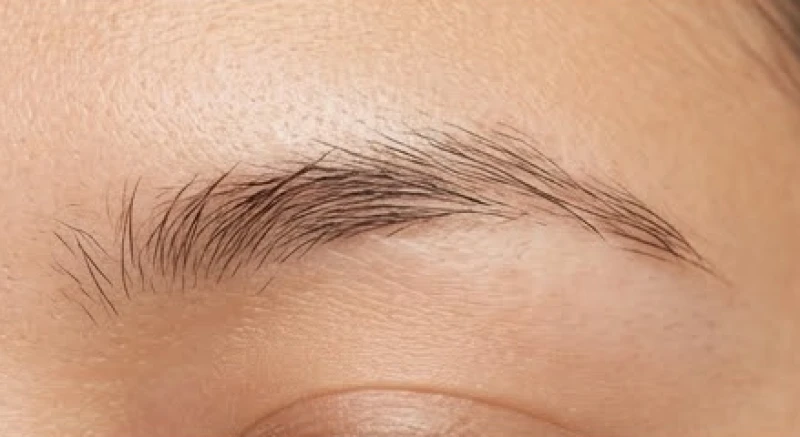 Phân biệt các hình thái đuôi mày thưa nhạt và đứt đoạn tự nhiên trên bề mặt mộc không trang điểm