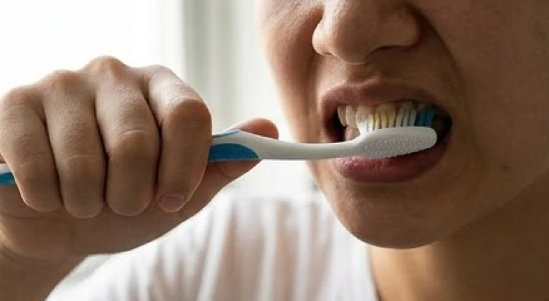 Bàn tay cầm bàn chải với lực ép quá mạnh lên bề mặt răng khiến phần cổ nhựa bị uốn cong nguy hiểm