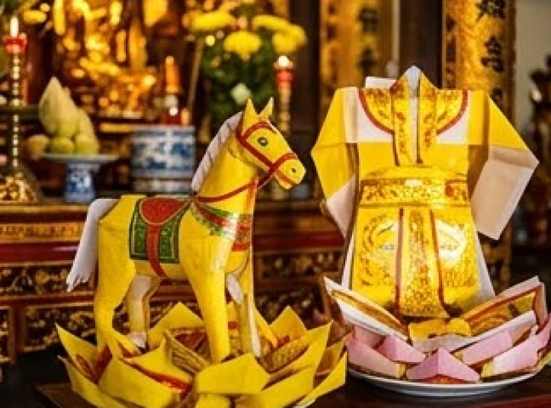 Văn khấn Đền Đông Cuông: Trình tự dâng lễ và bài cúng từng ban 11 Bộ mã phục và ngựa giấy màu vàng rực rỡ được dâng cúng để cầu con đường công danh hanh thông