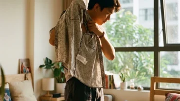 Hình ảnh một người vô tình mặc ngược áo khi chuẩn bị ra ngoài để minh họa mặc áo trái là điềm gì trong văn hóa dân gian