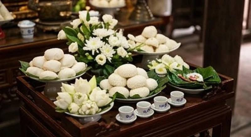 Mâm lễ chay dâng Thoải phủ được bài trí trang trọng với oản trắng và hoa cúc trắng