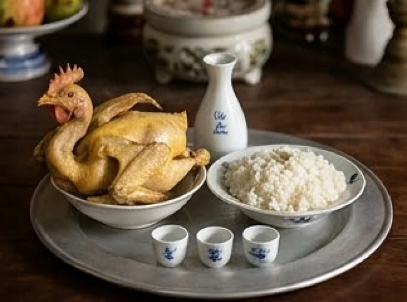 Văn khấn đình làng mùng 1: Bài cúng chi tiết và nghi thức dâng lễ 5 Mâm lễ mặn trang trọng với gà luộc tréo cánh và nậm rượu trắng dành riêng để dâng lên ban Công đồng