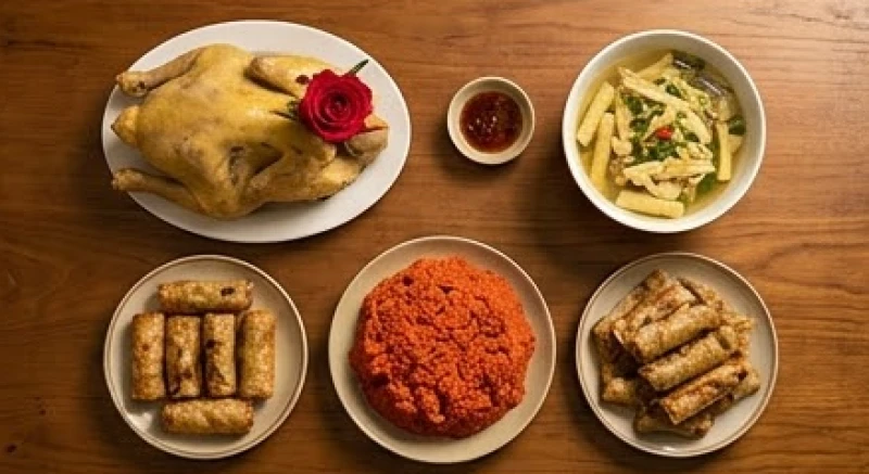 Văn khấn giỗ đầu cha: Mẫu bài cúng chuẩn & quy tắc xưng hô 4 Mâm cỗ mặn cúng giỗ với gà luộc chéo cánh, xôi gấc, nem rán và bát canh măng miến được bày biện tươm tất trên mặt bàn gỗ