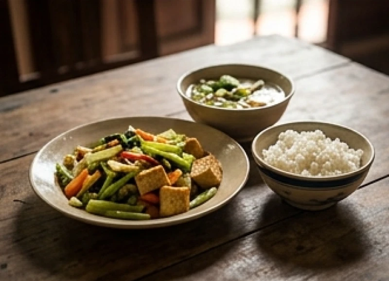 Bữa cơm chay thanh tịnh với các món rau củ tươi ngon được bày biện tinh tế trên chiếc bàn gỗ