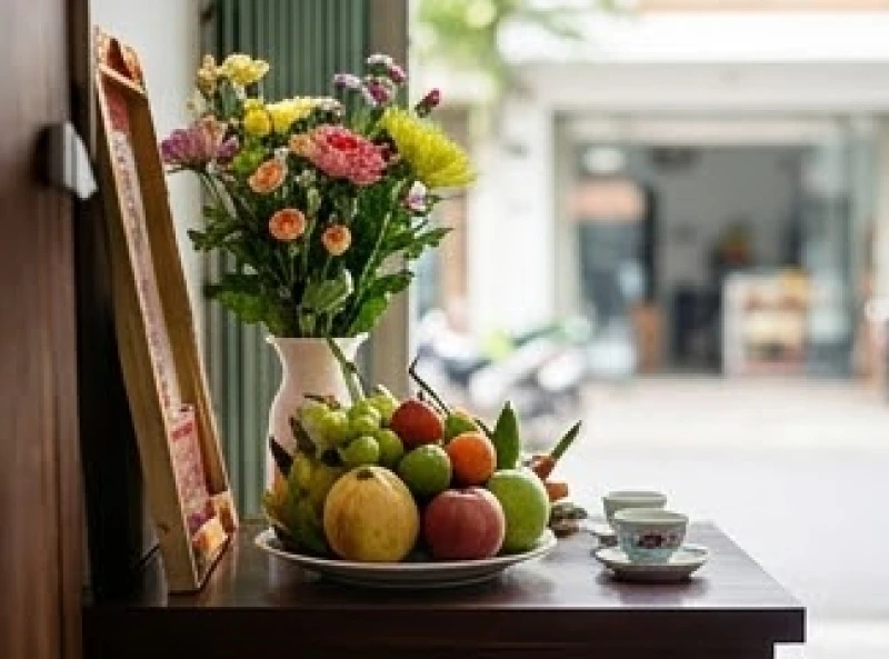 Mâm lễ bái vọng Quan Hoàng Bảy được bày biện thanh tịnh tại cửa hàng buôn bán