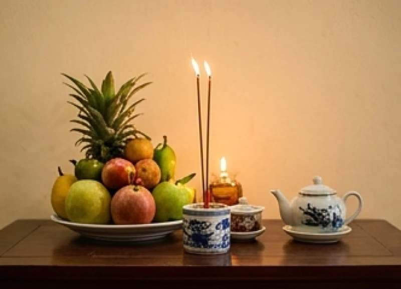 Mâm hoa quả tươi, phẩm oản và bình trà thanh tịnh dâng bái vọng Quan Lớn Tuần Tranh tại gia đình