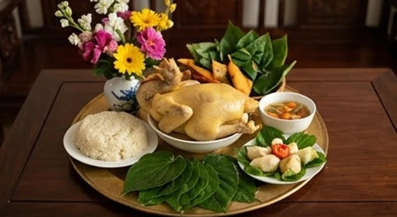 Mâm lễ vật cúng gia tiên được bày biện tươm tất với xôi gà luộc hoa tươi và trầu cau têm cánh phượng