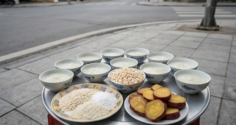 Mâm cúng thí thực chúng sinh với bát cháo trắng loãng và muối gạo đặt ngoài mép đường