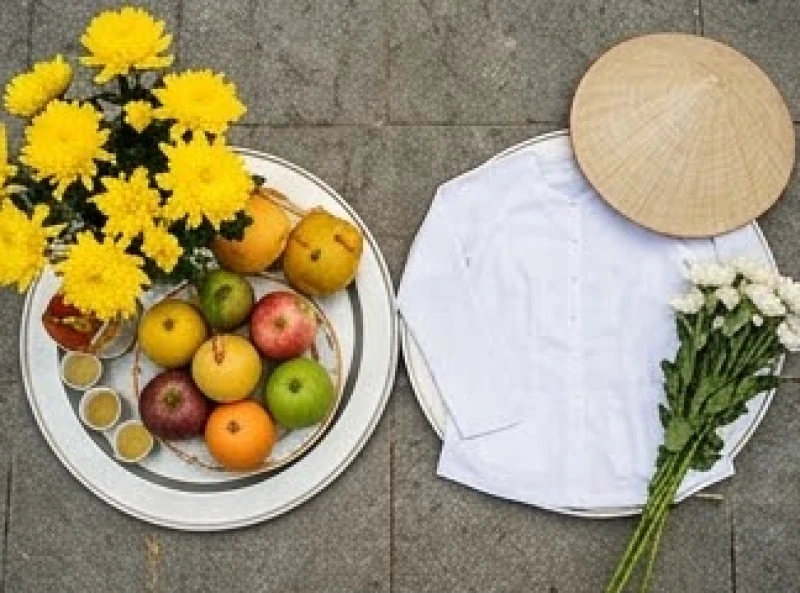 Bộ lễ vật dâng Cô Sáu nổi bật với áo bà ba màu trắng, nón lá và trái cây tươi