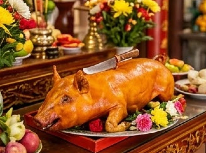 Mâm cúng heo quay nguyên con có cắm con dao nhỏ trên lưng đặt trang trọng trước bệ thờ thần linh