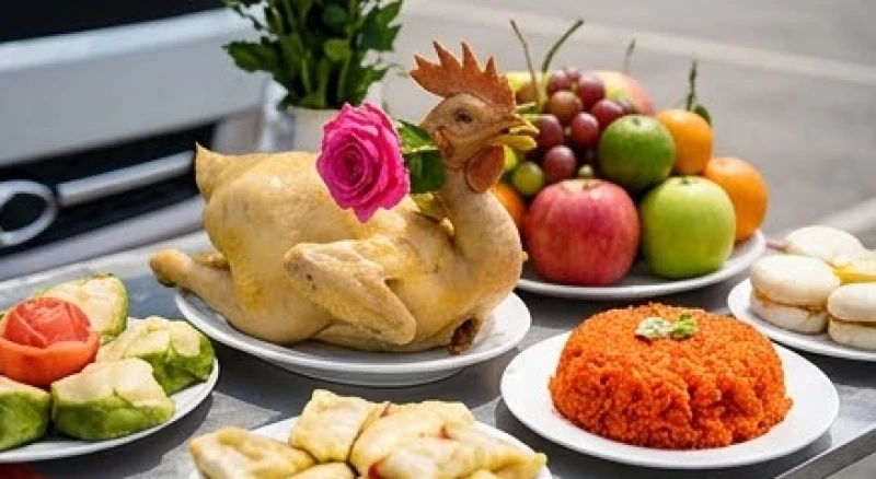 Mâm cúng xe khách mặn với xôi gấc và gà luộc ngậm hoa hồng tượng trưng cho may mắn