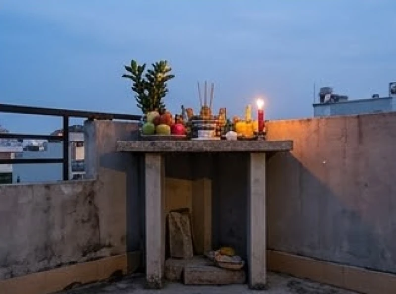 Văn khấn rằm tháng Giêng: Trình tự từng ban và quy tắc hóa vàng 10 Bàn cúng ngoài trời được thiết lập trang trọng để nghinh đón thần linh trong tiết Thượng Nguyên