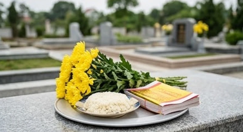 Mâm lễ cúng tạ ơn thần linh với đĩa xôi, hoa cúc và tiền vàng mã được bày biện trang nghiêm trước một ngôi mộ mới