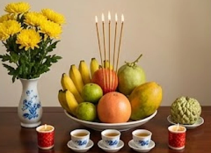 Mâm ngũ quả, hoa tươi và hương trầm được bày biện cẩn thận trước khi đọc bài khấn cầu bình an