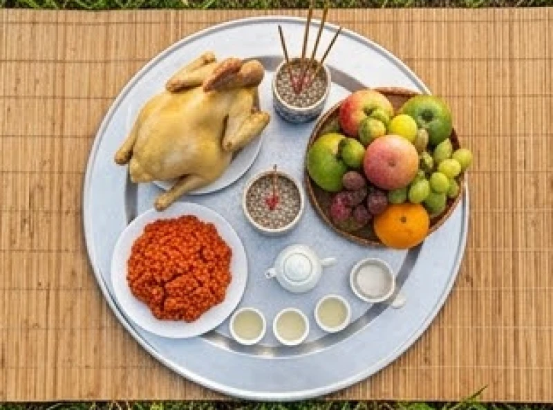 Mâm lễ vật cúng Thần Nông cơ bản với xôi gấc, gà luộc, trái cây tươi và rượu trắng