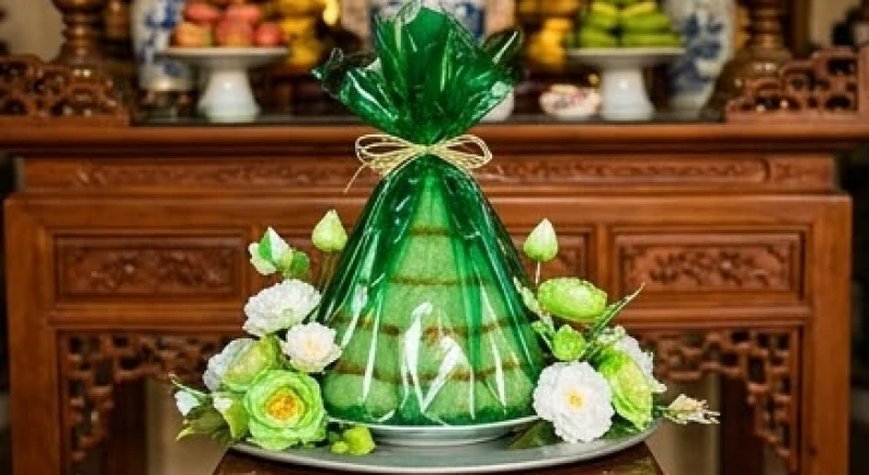 Tháp oản tài lộc màu xanh ngọc được trang trí tỉ mỉ dâng lên ban Chính thờ Cô