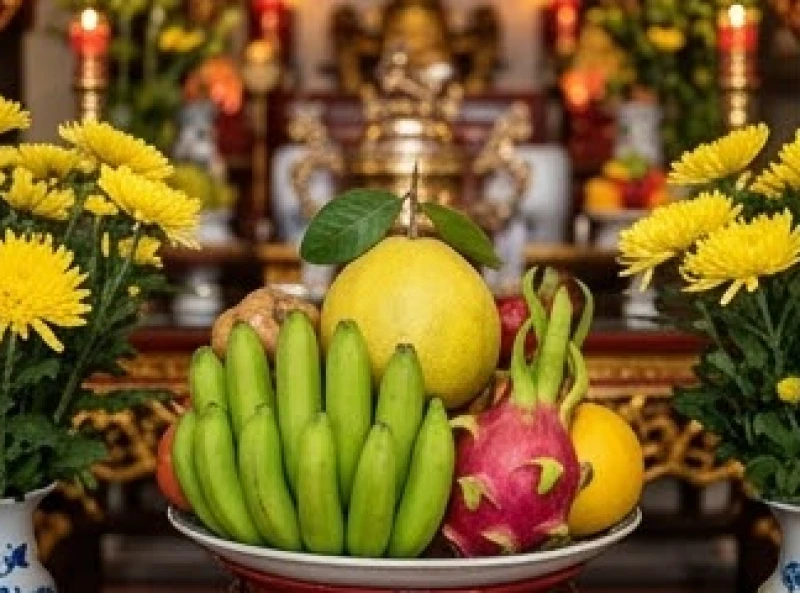 Mâm ngũ quả tươi ngon rực rỡ sắc màu được chuẩn bị kỹ lưỡng để dâng lễ xin lộc