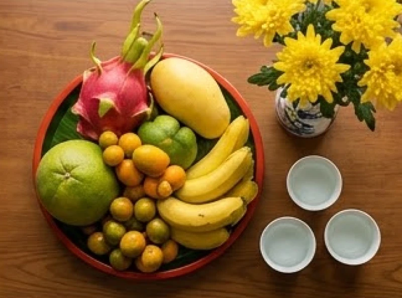 Đĩa ngũ quả tươi ngon cùng hoa cúc vàng rực rỡ được bày trí cân đối trên ban thờ