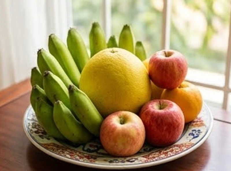 Mâm ngũ quả tươi rói gồm chuối xanh, bưởi vàng và táo đỏ được sắp xếp cẩn thận trên đĩa sành