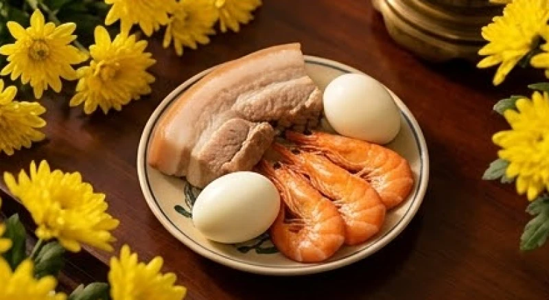 Bộ tam sên gồm thịt heo luộc, con tôm và quả trứng dâng ban Thần Tài Thổ Địa