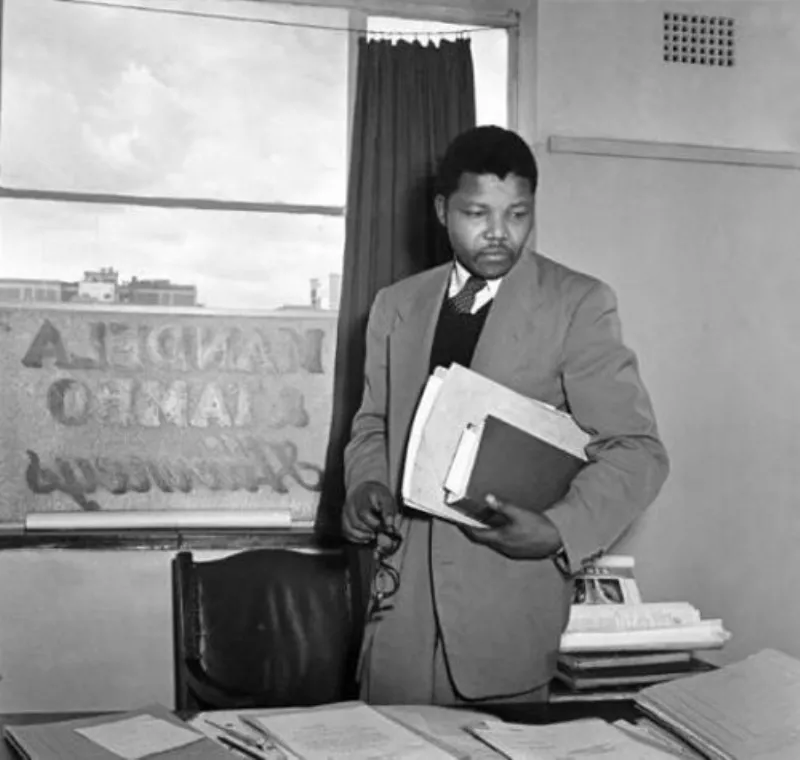 Mandela tại Văn phòng luật Mandela & Tambo ở Johannesburg năm 1952.