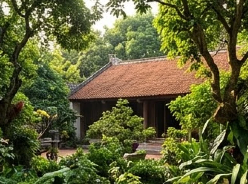 Ngôi nhà truyền thống ba gian mái ngói nằm tĩnh lặng trên mảnh đất vườn rộng nhiều cây xanh