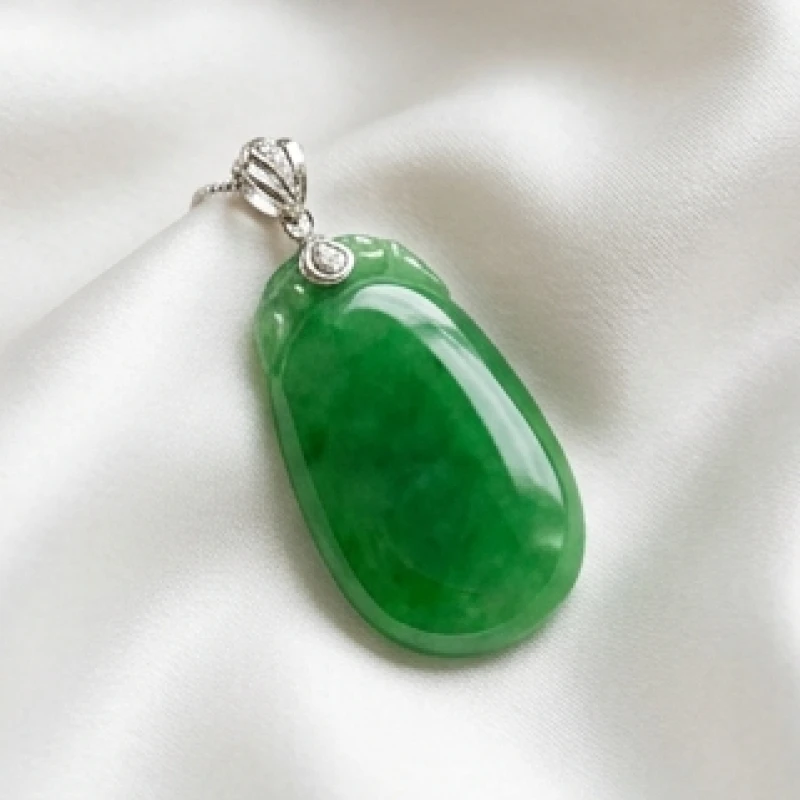 Mặt dây chuyền đá ngọc bích Nephrite màu xanh lá cây rực rỡ mang lại may mắn