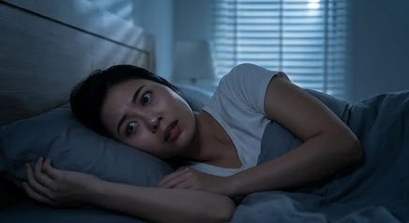Người phụ nữ trằn trọc không ngủ được do tâm trí bị đè nặng bởi những âu lo thường nhật