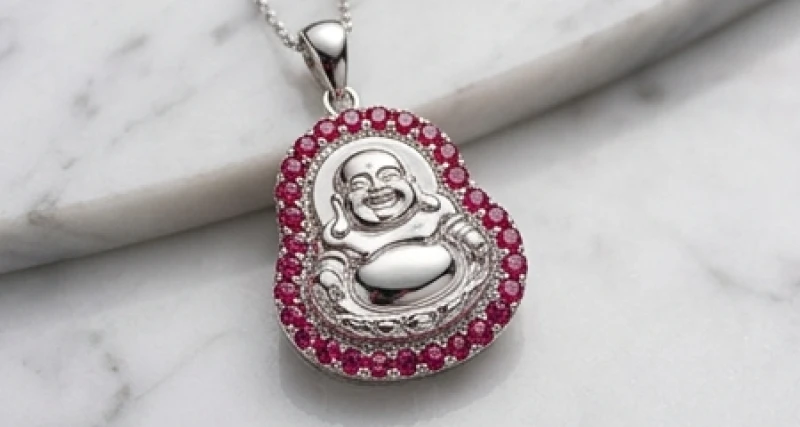 Mặt Phật tạc từ bạc nguyên sáng bóng được viền xung quanh bằng những viên đá hồng ngọc đỏ để cân bằng ngũ hành