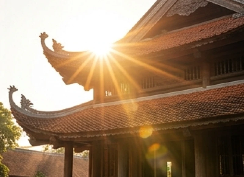 Sao Thái Dương chiếu mệnh: Ý nghĩa, bảng tuổi và cách cúng chuẩn 2 Ánh sáng mặt trời rực rỡ chiếu qua mái ngói đền thờ truyền thống tượng trưng cho sự hanh thông