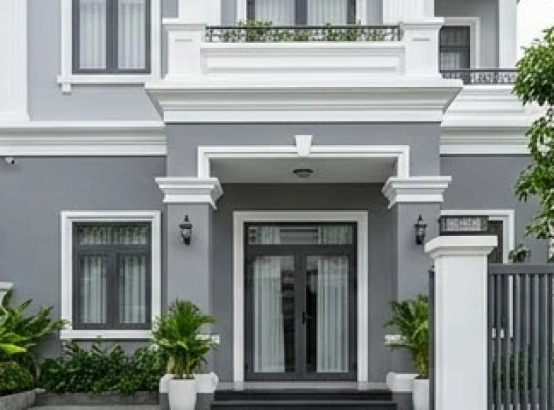 Ất Dậu 1945 hợp màu gì: Phối màu chuẩn và cách hóa giải 6 Mặt tiền ngôi nhà sơn màu xám ghi kết hợp phào chỉ trắng tuyết tạo vẻ ngoài sang trọng, bền bỉ