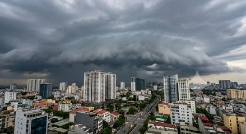 Hiện tượng lạ trên bầu trời là điềm gì: Giải mã cát hung 8 Khối mây đen khổng lồ cuộn lớp trên bầu trời một đô thị sầm uất tại Việt Nam trước giờ mưa bão