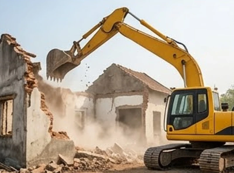 Văn khấn tháo dỡ nhà cũ: Bài cúng chuẩn và thủ tục thực địa 9 Máy xúc cỡ lớn bắt đầu tiếp cận và đập phá bức tường bê tông của ngôi nhà ngay sau khi nghi thức cúng kết thúc