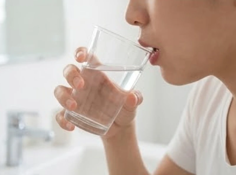 Súc miệng bằng nước sạch để loại bỏ thức ăn và làm dịu vết cắn