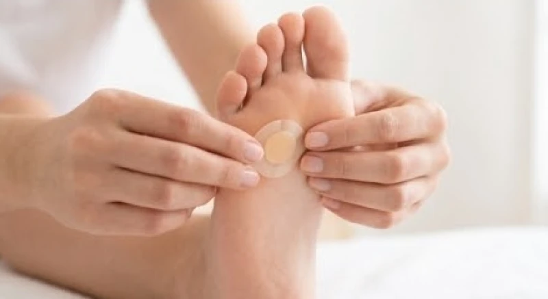 Lớp dán đệm mút xốp y tế bảo vệ vùng da non dưới lòng bàn chân khỏi ma sát