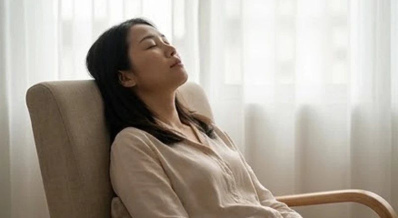 Người phụ nữ nhắm mắt thả lỏng cơ thể trên chiếc ghế tựa để tìm lại cảm giác cân bằng
