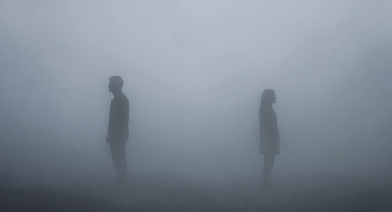 Biểu đồ ẩn dụ về sự rạn nứt kết nối gia đình với hai cái bóng cách xa nhau trong sương mù dày đặc