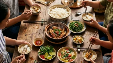 Hình ảnh minh họa điềm báo cát tường khi mơ thấy ăn cơm với cá trong bữa ăn gia đình ấm cúng