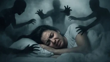 Khuôn mặt lo âu của một người đang chìm trong giấc mơ thấy ăn thịt người giữa không gian mờ ảo tĩnh mịch